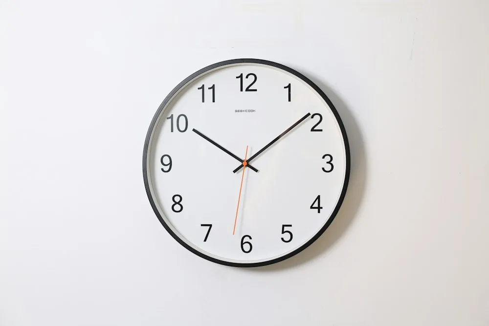 Round analog clock